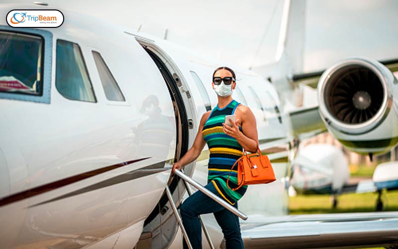 The untold story of a celebrity boarding a plane