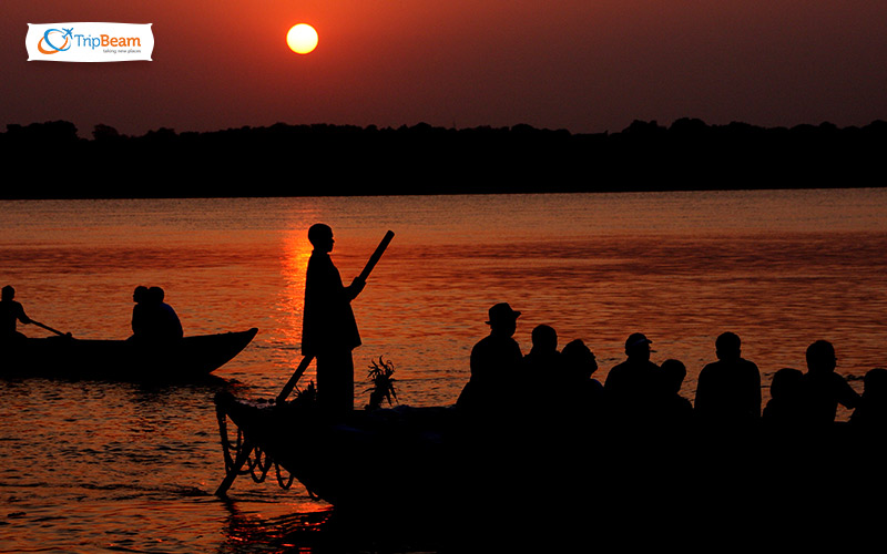 Take a stroll on the ghats during sunrise or sunset